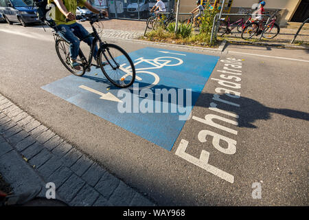 Freiburg im Breisgau, extra große markierte Fahrrad Straße im Zentrum der Stadt, Stockfoto