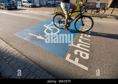 Freiburg im Breisgau, extra große markierte Fahrrad Straße im Zentrum der Stadt, Stockfoto