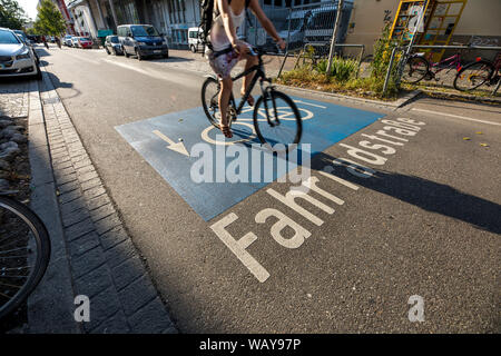 Freiburg im Breisgau, extra große markierte Fahrrad Straße im Zentrum der Stadt, Stockfoto