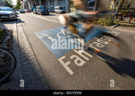 Freiburg im Breisgau, extra große markierte Fahrrad Straße im Zentrum der Stadt, Stockfoto