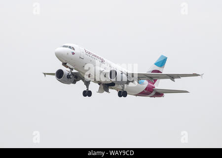 Düsseldorf, Deutschland - 26. MAI 2019: Eurowings Airbus A 319-112 (CN 3700) weg vom Flughafen Düsseldorf. Stockfoto