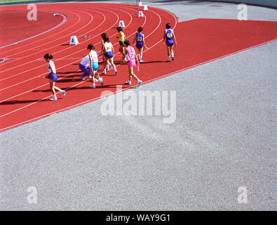 Gruppe von Mädchen auf der Laufstrecke Stockfoto