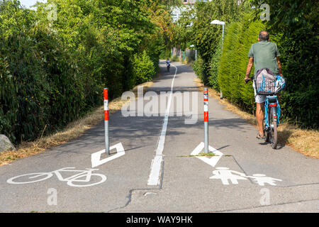 Freiburg im Breisgau, parallelen Radweg und Fußweg, speziell gekennzeichnet, Stockfoto