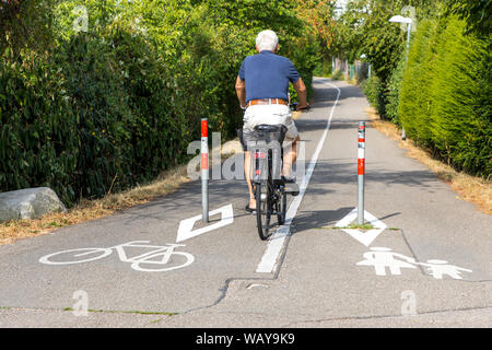 Freiburg im Breisgau, parallelen Radweg und Fußweg, speziell gekennzeichnet, Stockfoto