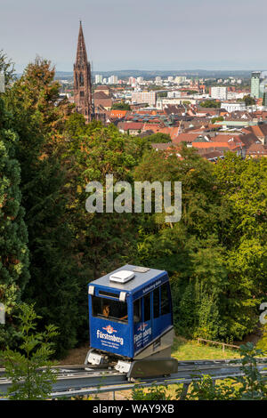 Freiburg im Breisgau, Seilbahn, Castle Mountain Railway, auf dem Burghügel, hinter dem Turm der Kathedrale, Freiburg Stockfoto