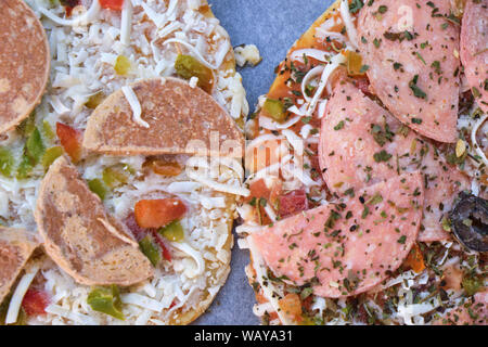 Gefrorene italienische Pizza fertig gebacken werden Stockfoto