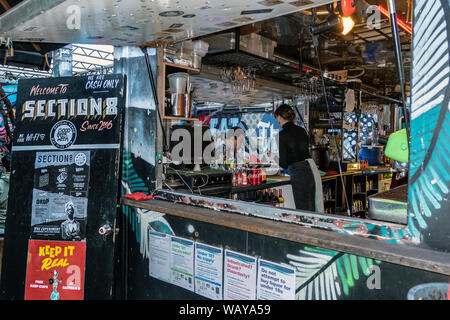 Abschnitt 8 berühmte Melbourne Parkplatz Bar in einem Container Australien Stockfoto