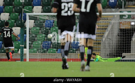 Windsor Park, Belfast, Nordirland, Vereinigtes Königreich. 22. Aug 2019. UEFA Europa League Play-off-Runde (1. Bein), Linfield (blau) v Qarabag. Aktion von heute Abend Spiel. Shayne Lavery's Shot macht es 3-1 zu Linfield. Quelle: David Hunter/Alamy Leben Nachrichten. Stockfoto