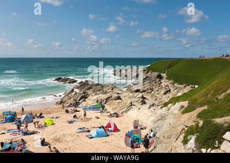 Urlauber auf einem sonnigen Fistral Beach in Newquay in Cornwall. Stockfoto