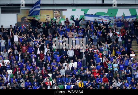 Linfield Fans auf den Tribünen feiern dritten Ziel ihrer Seite des Spiels während der UEFA Europa League Play-off-hinspiel Match im Windsor Park, Belfast. Stockfoto