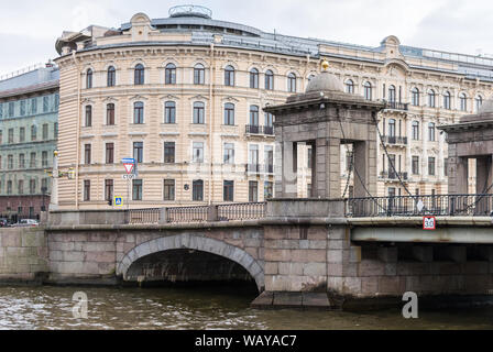 Eine der vier rustiziert Dorischen Pavillons mit kleinen gewölbten Deckeln der Lomonossow Brücke über den Fluss Fontanka ist das am besten erhaltene der Überragte mo Stockfoto