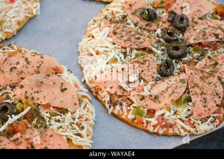 Gefrorene italienische Pizza fertig gebacken werden Stockfoto