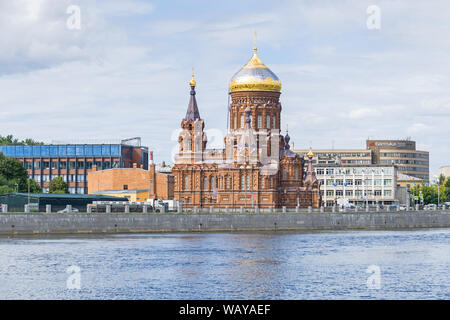 Sankt Petersburg, Russland - 5. August 2019: Damm des Ekateringofka Fluss mit der orthodoxen Kirche der Erscheinung wurde im Jahre 1888 erbaut und das Geschäft Stockfoto