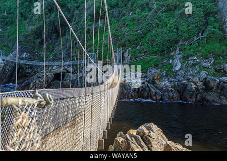 Suspension Fußgängerbrücke über die Storms River in den Tsitsikamma National Park, ein Teil von einem Wanderweg entlang der Garden Route von Südafrika Stockfoto