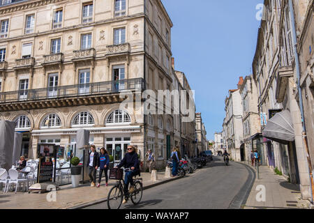 La Rochelle, Frankreich - Mai 07, 2019: Die Einwohner der Stadt und Touristen in einem Cafe entspannen Sie sich auf einer Straße im historischen Zentrum von La Rochelle, Frankreich Stockfoto