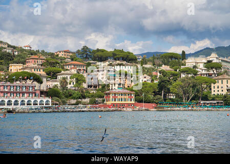 Santa Margherita Ligure, Italien - 15 AUGUST, 2019: Blick vom Meer auf einem Ein charmantes kleines Resort Stockfoto