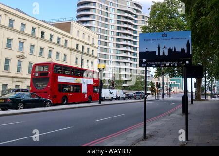 London, Großbritannien - 20 August 2019: Vauxhall Bridge Road Annäherung an der Vauxhall Bridge. Stockfoto