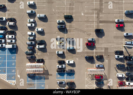 Parkplätze, Parkplatz, geparkte Autos, Luftaufnahme Stockfoto