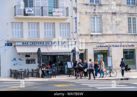 La Rochelle, Frankreich - Mai 07, 2019: Street Scene in der Altstadt von La Rochelle, Frankreich Stockfoto