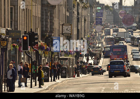 Eine typisch britische "High Street"-Szene im Jahr 2019 mit Käufern und Verkehr auf der Union Street im Stadtzentrum von Aberdeen, Schottland. Stockfoto