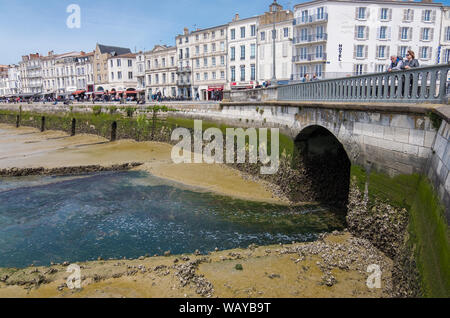 La Rochelle, Frankreich - Mai 07, 2019: Promenade in der Altstadt von La Rochelle, Frankreich Stockfoto