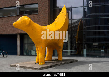 Die ursprüngliche Superlambana am Eingang zu Liverpool John Moores Universität in Liverpool Stockfoto