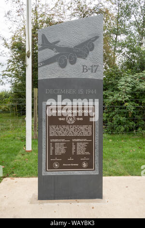 Gedenkstein zur Erinnerung an die amerikanischen Truppen, die starben, während an RAF Greenham Common während des Zweiten Weltkrieges, Berkshire, Großbritannien Stockfoto