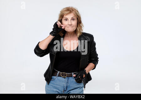 Ein Geheimnis, reife Frau zippen den Mund geschlossen halten. Stockfoto