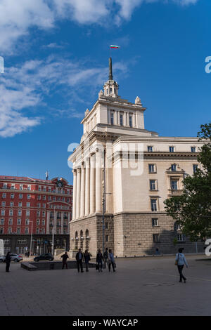 Sofia, Bulgarien - 3. Mai 2019: Blick auf die Gebäude der Nationalversammlung von Atanas Burov Square. Sofia, Bulgarien Stockfoto