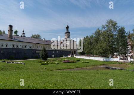 Kirilov, Russland - Juli 27, 2019: brüderliche Korps und der Kirche von Johannes Klimak und Theodor Stratelates in der Kirillo-Belozersky Kloster. Kirillov Stockfoto