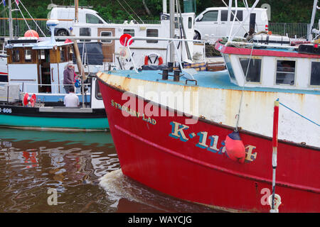 Verschiedene Schiffe in Eyemouth Hafen, einer kleinen Gemeinde im Berwickshire festgemacht, im Bezirk Scottish Borders von Schottland. Stockfoto