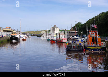 Verschiedene Schiffe in Eyemouth Hafen, einer kleinen Gemeinde im Berwickshire festgemacht, im Bezirk Scottish Borders von Schottland. Stockfoto