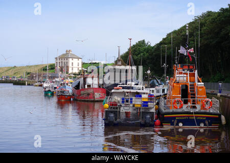 Verschiedene Schiffe in Eyemouth Hafen, einer kleinen Gemeinde im Berwickshire festgemacht, im Bezirk Scottish Borders von Schottland. Stockfoto