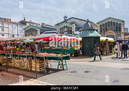 La Rochelle, Frankreich - Mai 08, 2019: Marktplatz mit Verkaufsständen, Shopping Arkade, Verkäufern und Käufern in La Rochelle, Frankreich Stockfoto