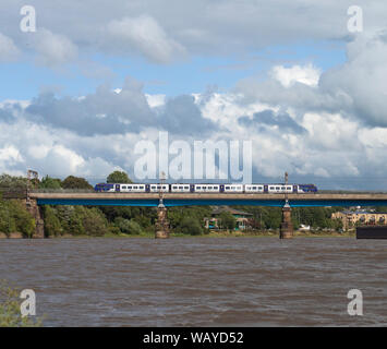 Arriva Northern Rail Class 331 Elektrischer Bahnübergang Carlisle Bridge (Lancaster, Fluss Lune) auf der West Coast Hauptstrecke mit einer Fahrerschulung ausführen Stockfoto