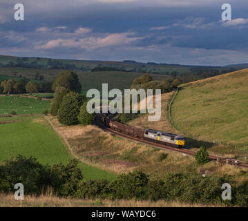 2 DC-railfreight Klasse 56 Lokomotiven vorbei Otterburn, Yorkshire mit einem Güterzug von leeren Kasten wagen Stockfoto