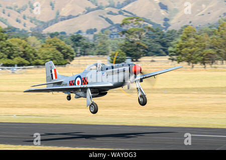 North American P-51 Mustang Zweiten Weltkrieg Jagdflugzeug am Flügel über Wairarapa Airshow, Haube Flugplatz, Masterton, Neuseeland. Abnehmen Stockfoto