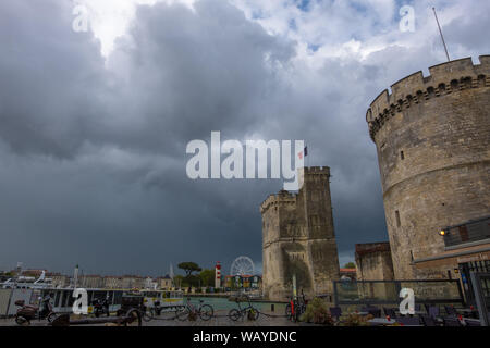 La Rochelle, Frankreich - Mai 08, 2019: Ein kalter bewölkten Tag bei Vieux Port de La Rochelle in Frankreich Stockfoto