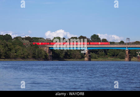 DB Cargo Royal Mail Zug gebildet, der 3 Klasse 325 die Überquerung der Brücke über den Fluss Lune im Lancaster auf der West Coast Mainline Stockfoto