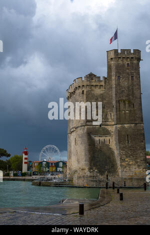 La Rochelle, Frankreich - Mai 08, 2019: Ein kalter bewölkten Tag bei Vieux Port de La Rochelle in Frankreich Stockfoto