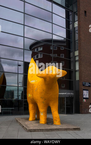 Die ursprüngliche Superlambana am Eingang zu Liverpool John Moores Universität in Liverpool Stockfoto