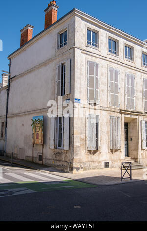 La Rochelle, Frankreich - 13. Mai 2019: Altes Steinhaus mit hölzernen Fensterläden befindet sich in der historischen Altstadt von La Rochelle, Frankreich Stockfoto