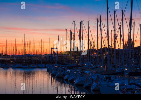 La Rochelle, Frankreich - 13. Mai 2019: Sonnenuntergang im alten Hafen von La Rochelle, Frankreich Stockfoto