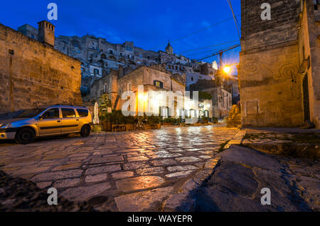 Nachtsicht, street Level eines beleuchteten Café in der historischen, mittelalterlichen Zentrum der antiken Stadt Matera Italien. Stockfoto