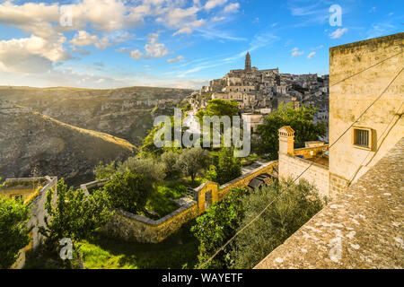 Blick auf die antike Stadt Matera, Italien in der Region Basilicata, einschließlich der Altstadt, touristische Straße und Bergweg, der Kathedrale von Matera Turm a Stockfoto