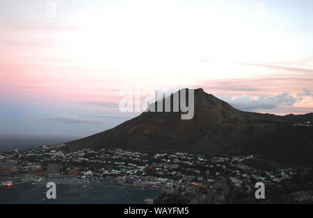 Herrlicher Blick auf den Sonnenuntergang über den Bergen und die Bucht umgibt, dass wunderbare Simon's Town auf der Kap-halbinsel in Südafrika. Stockfoto