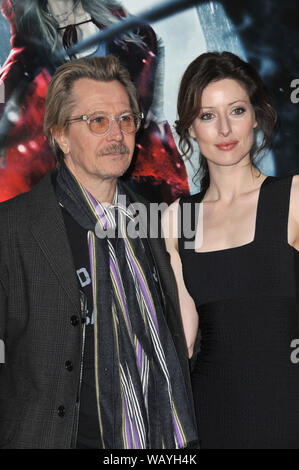 LOS ANGELES, Ca. März 07, 2011: Gary Oldman & Donya Fiorentino am Los Angeles Premiere seines neuen Films "Red Riding Hood" am Grauman's Chinese Theater, Hollywood. © 2011 Paul Smith/Featureflash Stockfoto