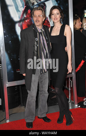 LOS ANGELES, Ca. März 07, 2011: Gary Oldman & Donya Fiorentino am Los Angeles Premiere seines neuen Films "Red Riding Hood" am Grauman's Chinese Theater, Hollywood. © 2011 Paul Smith/Featureflash Stockfoto