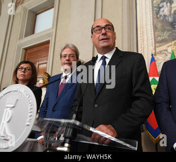 Rom, Italien. 22 Aug, 2019. Italiens demokratische Partei Führer Nicola Zingaretti spricht im Palazzo del Quirinale in Rom, Italien, am 22.08.2019. Italienischen Präsidenten Sergio Mattarella sagte am Donnerstag, dass er über die möglichen snap Wahlen nächste Woche beschließen würde, nachdem eine neue Runde von Gesprächen mit Parteien, die bei der Lösung der Krise durch den Zusammenbruch der populistischen Regierung ausgelöst werden soll. Credit: Alberto Lingria/Xinhua Quelle: Xinhua/Alamy leben Nachrichten Stockfoto