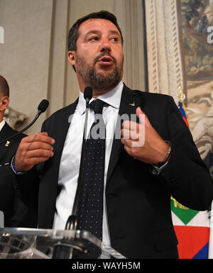 Rom, Italien. 22 Aug, 2019. Italienische Innenminister Matteo Salvini spricht im Palazzo del Quirinale in Rom, Italien, am 22.08.2019. Italienischen Präsidenten Sergio Mattarella sagte am Donnerstag, dass er über die möglichen snap Wahlen nächste Woche beschließen würde, nachdem eine neue Runde von Gesprächen mit Parteien, die bei der Lösung der Krise durch den Zusammenbruch der populistischen Regierung ausgelöst werden soll. Credit: Alberto Lingria/Xinhua Quelle: Xinhua/Alamy leben Nachrichten Stockfoto